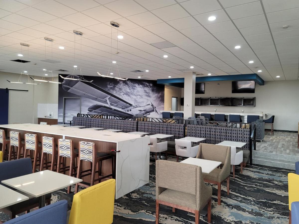 Отель Wingate By Wyndham Wichita Airport Экстерьер фото
