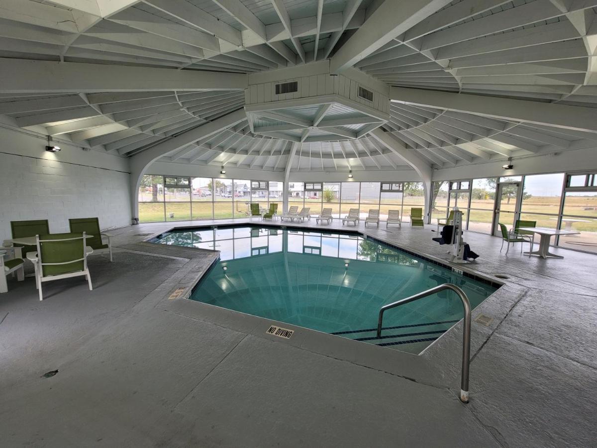 Отель Wingate By Wyndham Wichita Airport Экстерьер фото
