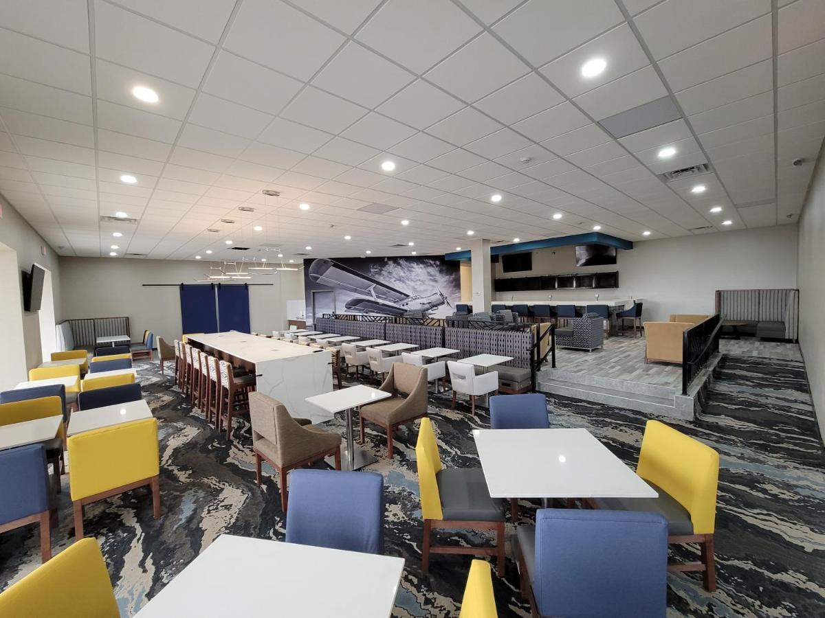 Отель Wingate By Wyndham Wichita Airport Экстерьер фото