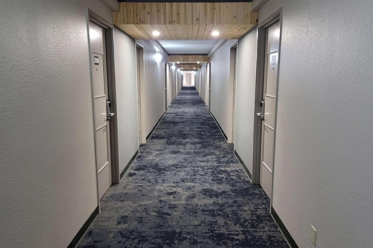 Отель Wingate By Wyndham Wichita Airport Экстерьер фото