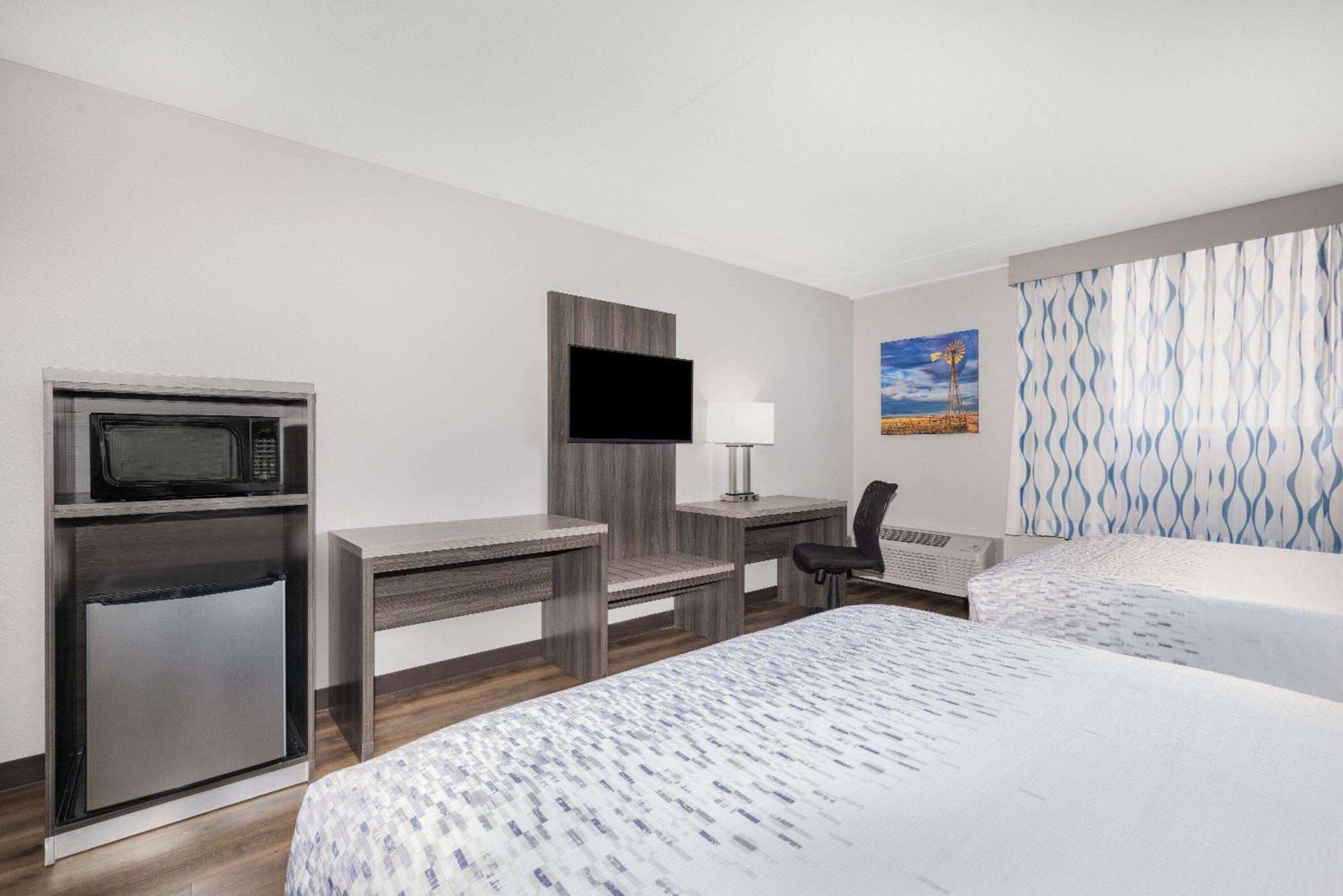 Отель Wingate By Wyndham Wichita Airport Экстерьер фото