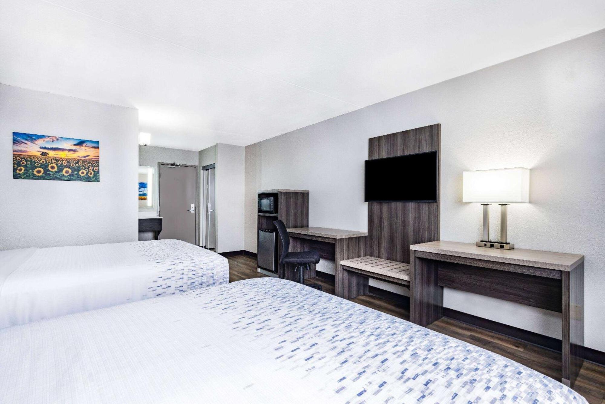 Отель Wingate By Wyndham Wichita Airport Экстерьер фото