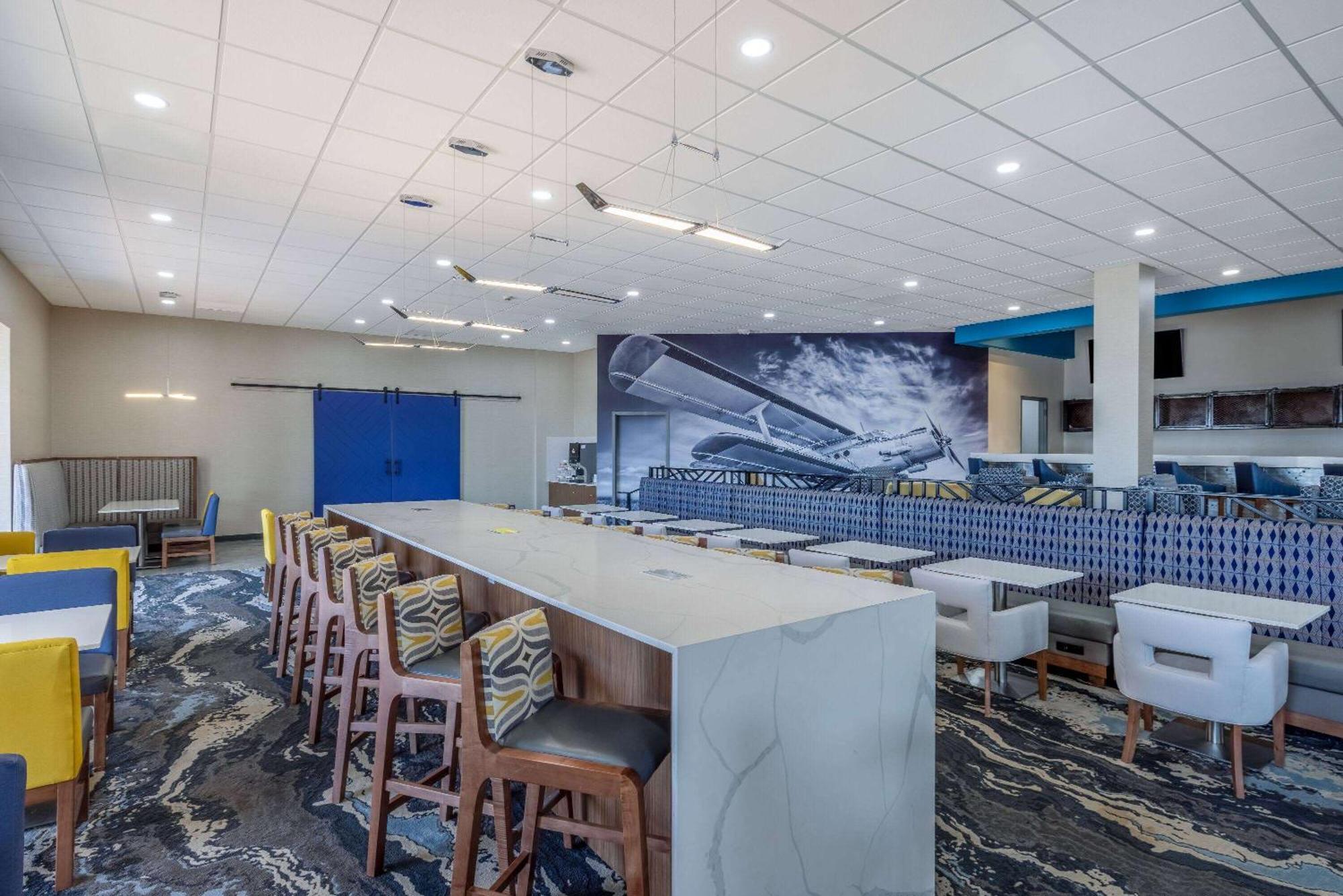 Отель Wingate By Wyndham Wichita Airport Экстерьер фото