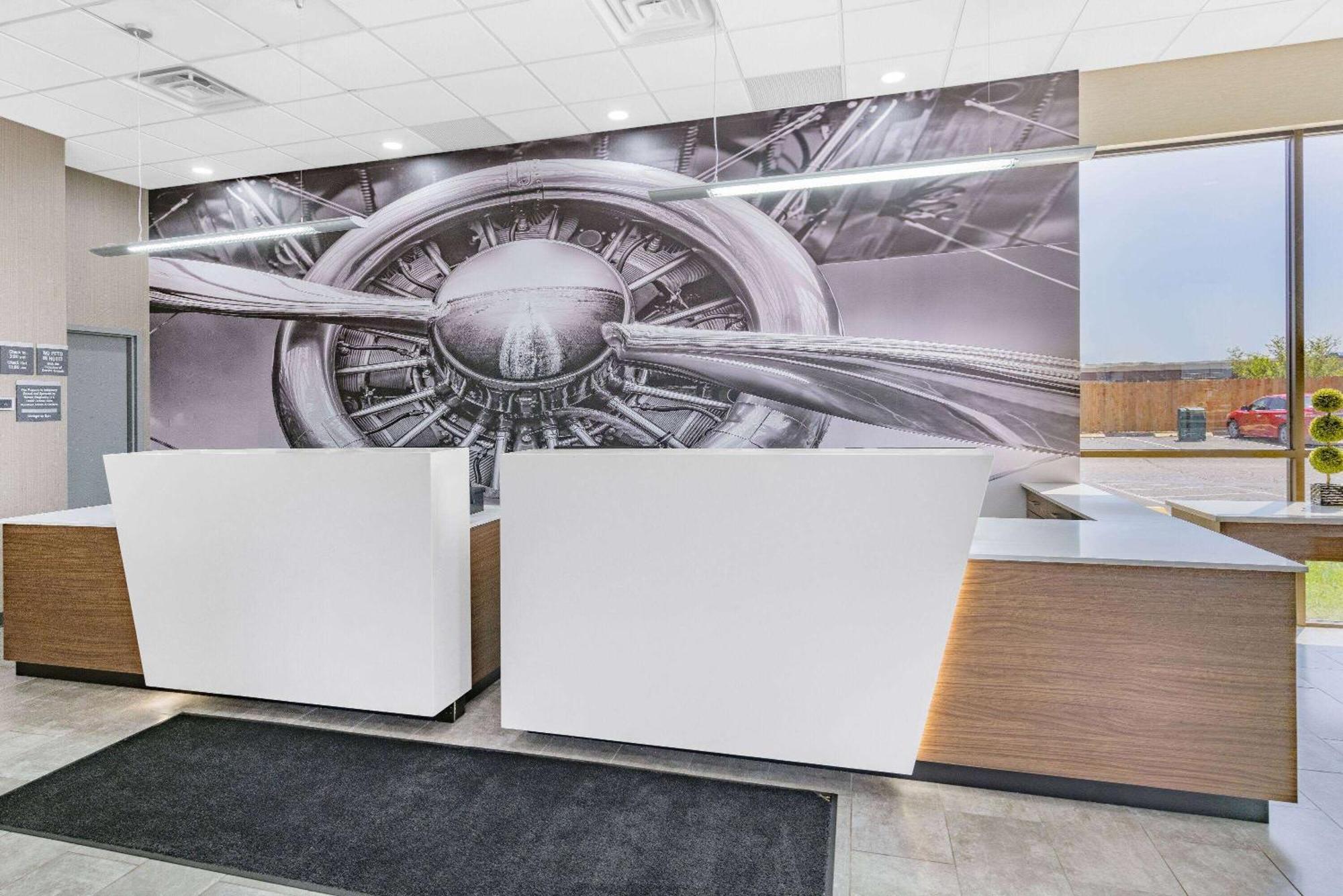 Отель Wingate By Wyndham Wichita Airport Экстерьер фото