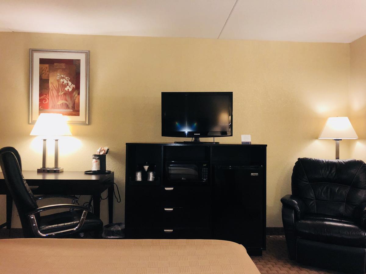 Отель Wingate By Wyndham Wichita Airport Экстерьер фото