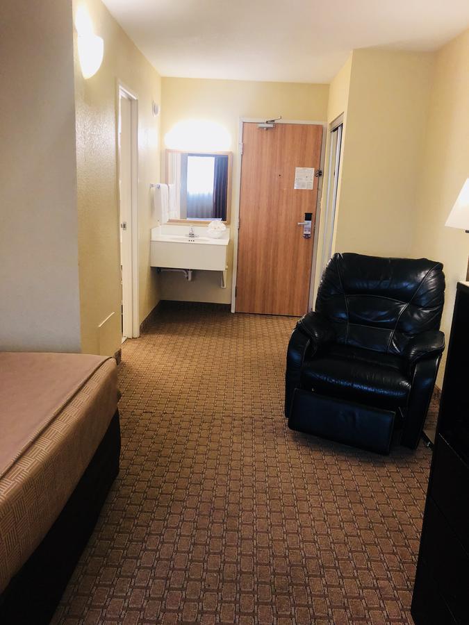 Отель Wingate By Wyndham Wichita Airport Экстерьер фото