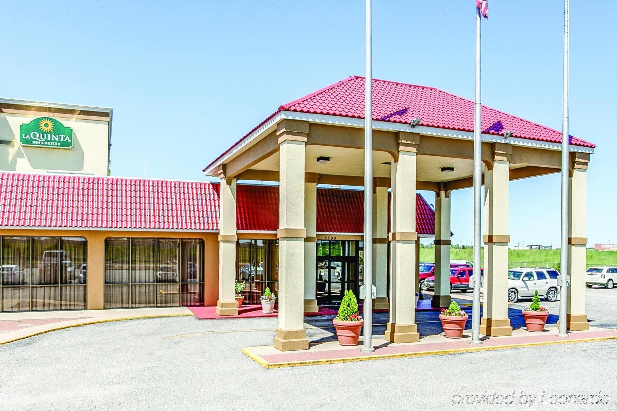 Отель Wingate By Wyndham Wichita Airport Экстерьер фото