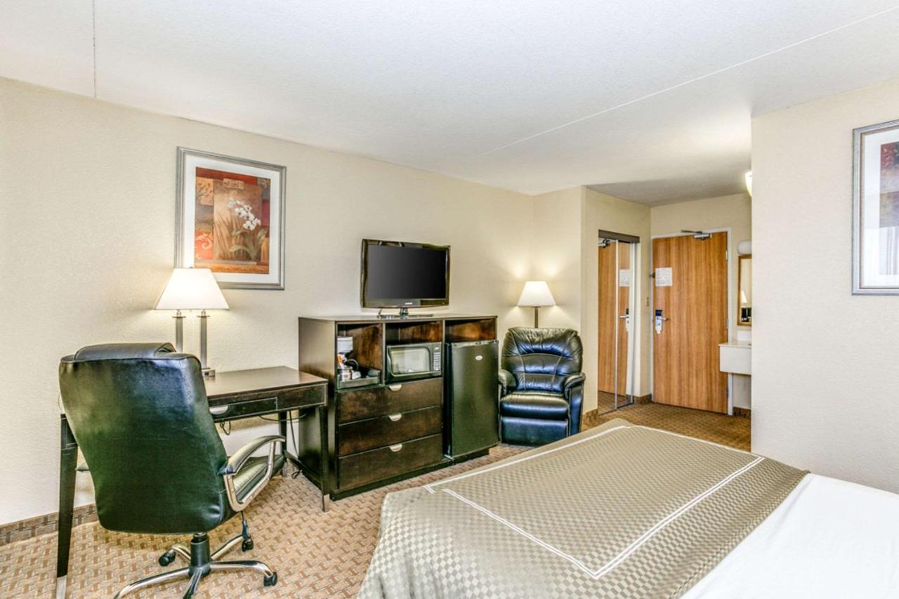 Отель Wingate By Wyndham Wichita Airport Экстерьер фото
