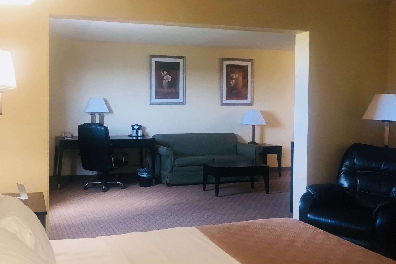 Отель Wingate By Wyndham Wichita Airport Экстерьер фото