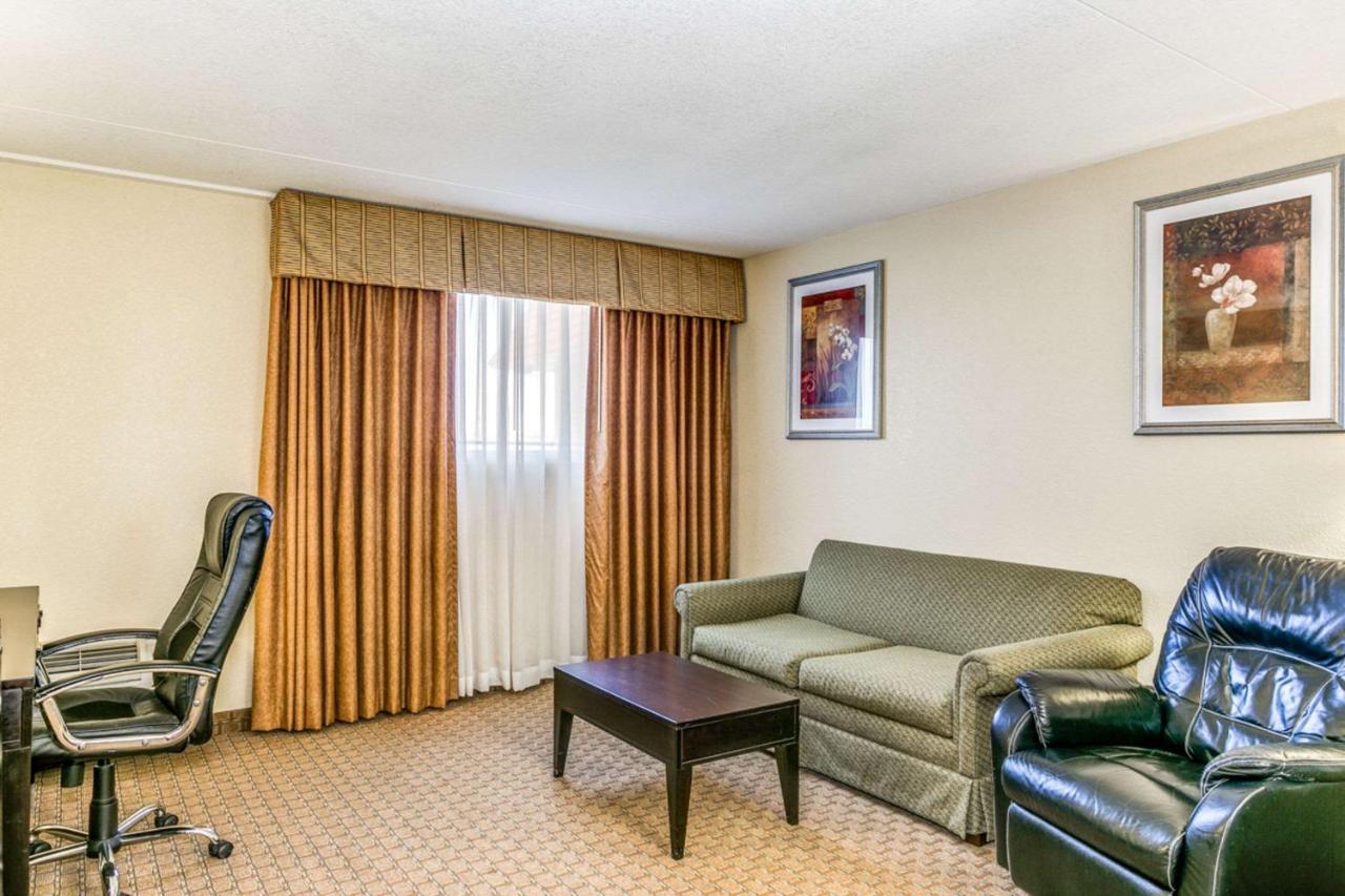 Отель Wingate By Wyndham Wichita Airport Экстерьер фото