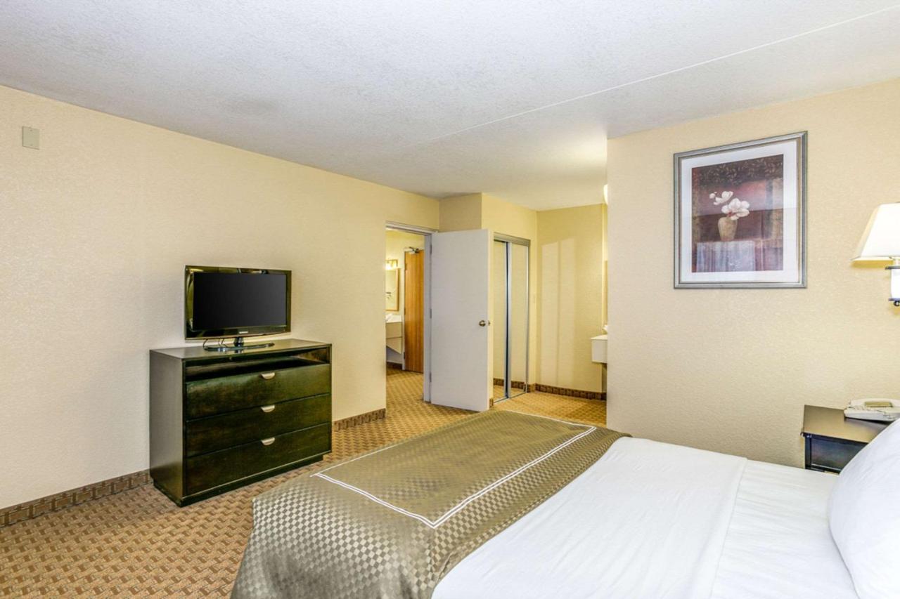 Отель Wingate By Wyndham Wichita Airport Экстерьер фото