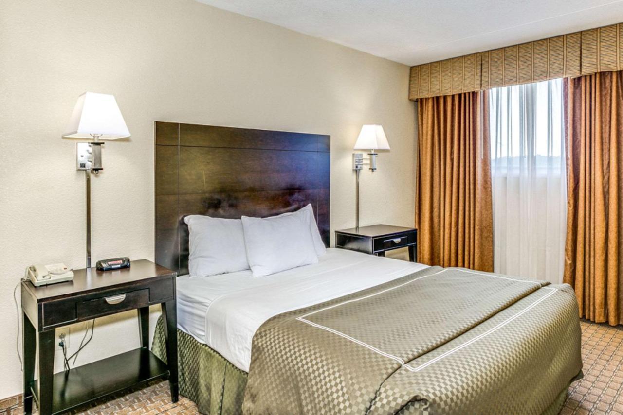 Отель Wingate By Wyndham Wichita Airport Экстерьер фото
