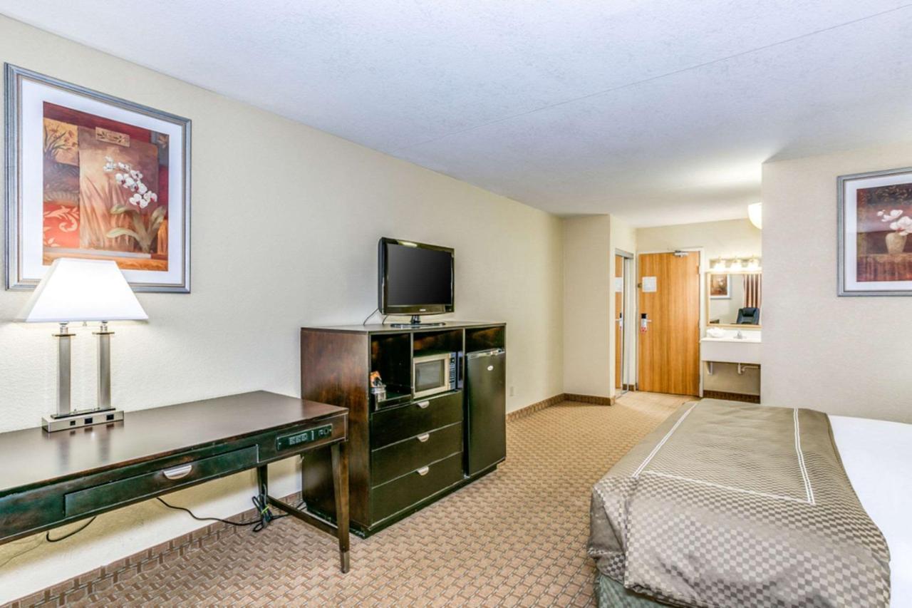 Отель Wingate By Wyndham Wichita Airport Экстерьер фото