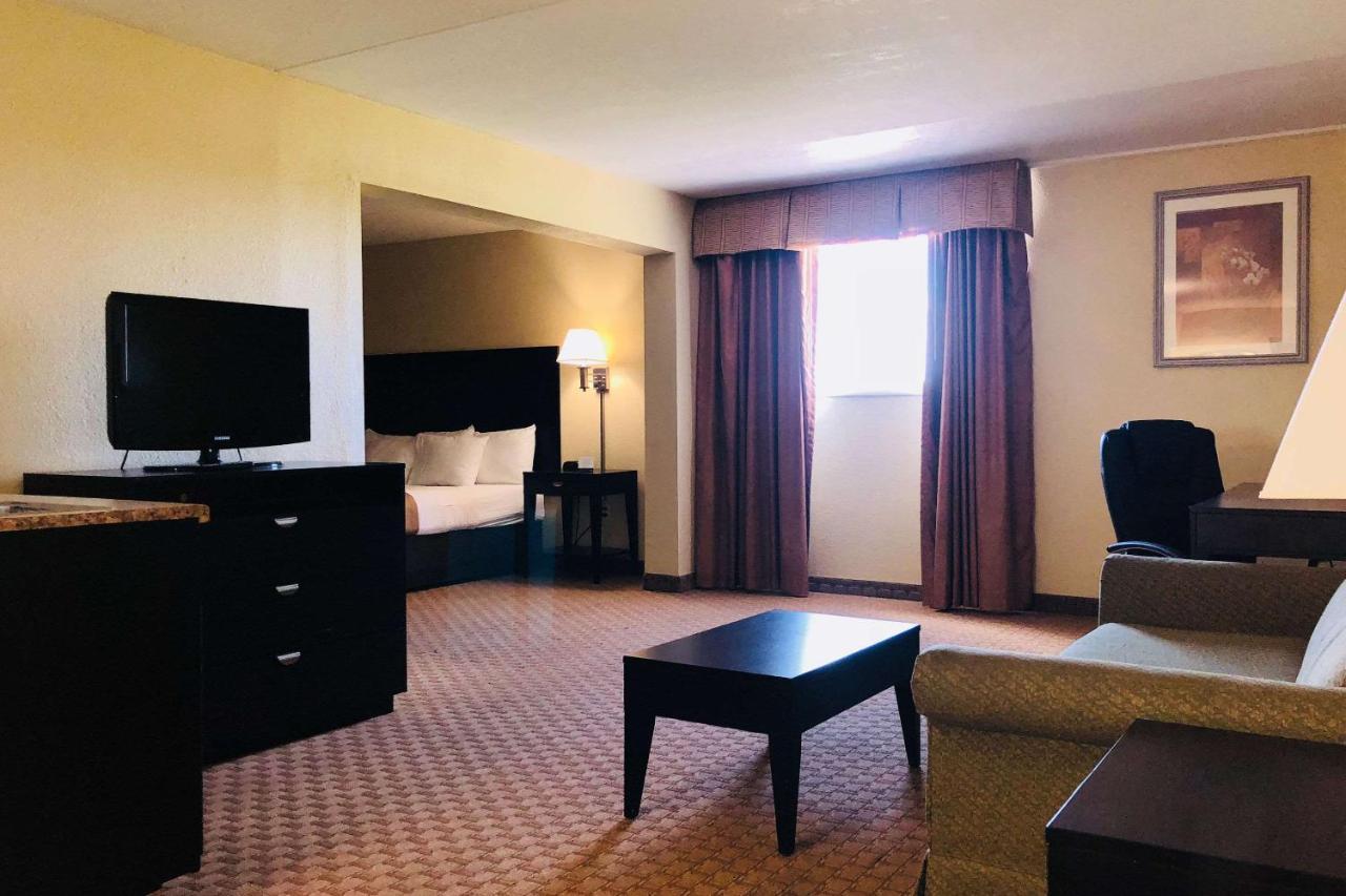 Отель Wingate By Wyndham Wichita Airport Экстерьер фото