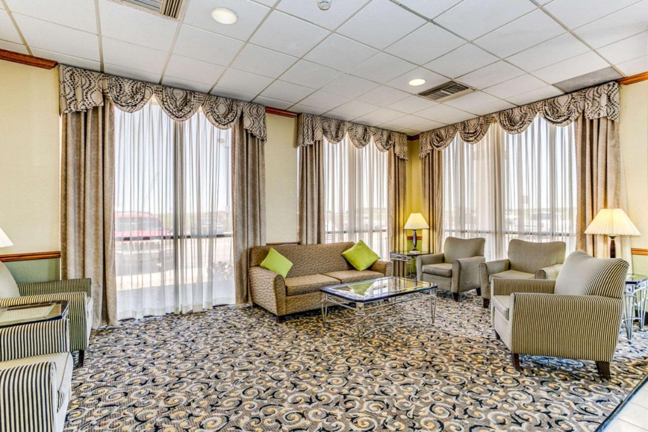 Отель Wingate By Wyndham Wichita Airport Экстерьер фото