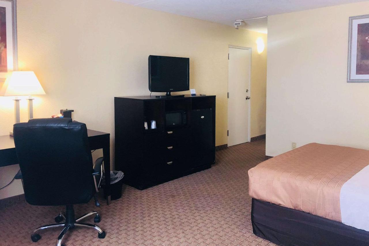 Отель Wingate By Wyndham Wichita Airport Экстерьер фото