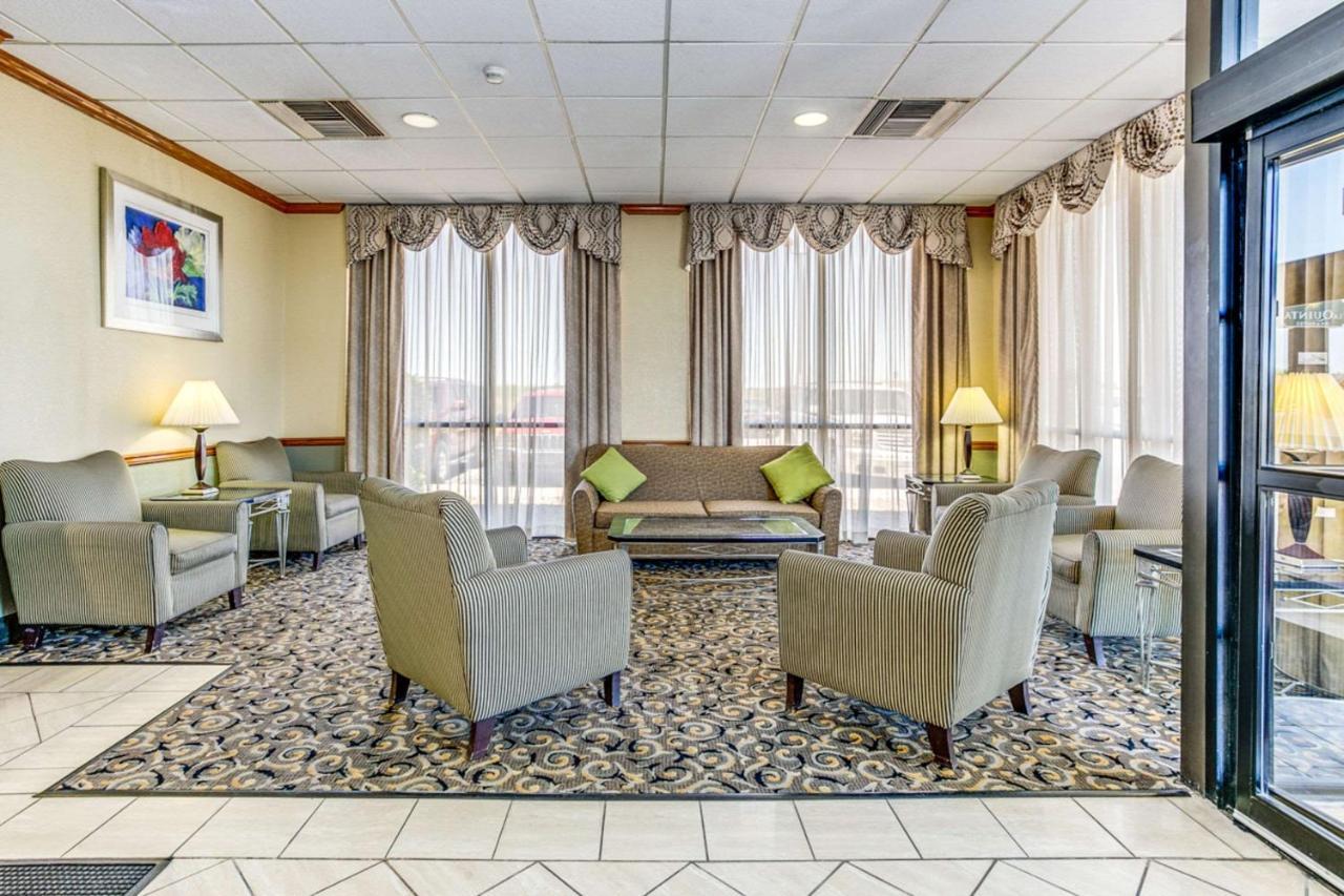 Отель Wingate By Wyndham Wichita Airport Экстерьер фото